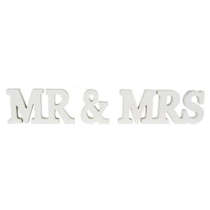 Drevená dekorácia - vyrezávaný nápis Mr & Mrs v bielej farbe. Dekorácia samostatne stojí a poslúži počas svadobného dňa i neskôr ako pamiatka.