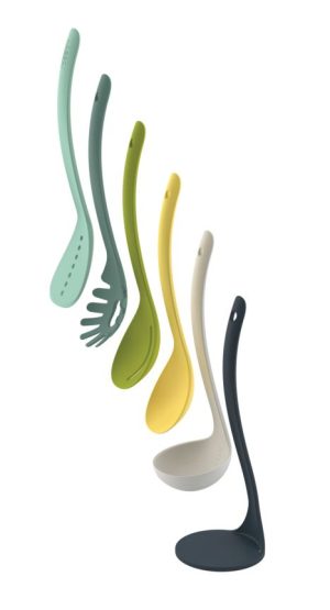 Sada kuchynského náradia Nest Utensils Plus Opal je navrhnutá tak, aby šetrila miesto v kuchyni. Obsahuje 5 nástrojov s magnetkami a stojan.