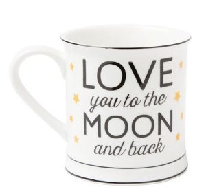 Keramická šálka s nápisom Love You to the Moon and Back pre všetkých zamilovaných. Šálka má objem 300ml.