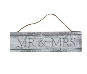 Drevená ceduľa Mr and Mrs vo vintage štýle s jutovým lankom na zavesenie. Je skvelá ako dekorácia do domácnosti alebo na svadby.