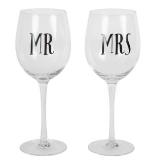 Poháre na víno MR a MRS nie len pre novomanželov. Poháre sú vyrobené zo skla a majú vysokú stopku a čierny nápis.