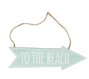 Drevená ceduľa To the Beach je krásnou dekoráciou do domácnosti pre všetkých, ktorí milujú more. Zaveste ju a snívajte o pieskových plážach.
