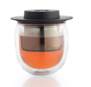 Dvojstenná šálka na čaj je vyrobená z borosilikátového skla. Vo veku je upevnené sitko, do ktorého sa nasypú a vylúhujú čajové lístky.