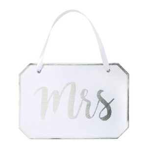 Dekoračná svadobná ceduľka Mrs je ideálnym doplnkom do výzdoby. Zaveste ju na stoličku, na dvere alebo ju umiestnite do priestoru.