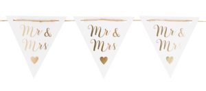 Girlanda Mr & Mrs je vyrobená z 8ks vlajočiek na jutovom špagáte. Vlajočky sú zdobené nápisom a srdiečkom v zlatej farbe.