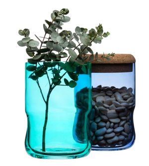 Sklená dóza Sea Aqua s korkovým uzáverom sa vyrába v nádhernej modrej alebo zelenej farbe. Dózu možno zároveň použiť aj ako masívnu vázu.