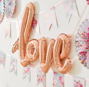 Veľký metalický balón Love je skvelým svadobným doplnkom. Poteší však aj vtedy, ak ho darujete svojej láske pri akejkoľvek inej príležitosti.
