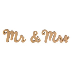 Drevená dekorácia Mr & Mrs sa skladá z troch samostatne stojacich kusov. Je vyrezávaná z dreva ako ozdobné písmo a natretá zlatou farbou.