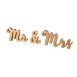 Drevená dekorácia Mr & Mrs sa skladá z troch samostatne stojacich kusov. Je vyrezávaná z dreva ako ozdobné písmo a natretá zlatou farbou.