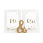 Dvojitý fotorámik Mr & Mrs v bielo-zlatej kombinácii. Fotorámik samostatne stojí a je vhodný na fotky 10x15cm. Skvelý na poličku i ako svadobná dekorácia.