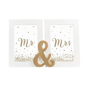 Dvojitý fotorámik Mr & Mrs v bielo-zlatej kombinácii. Fotorámik samostatne stojí a je vhodný na fotky 10x15cm. Skvelý na poličku i ako svadobná dekorácia.