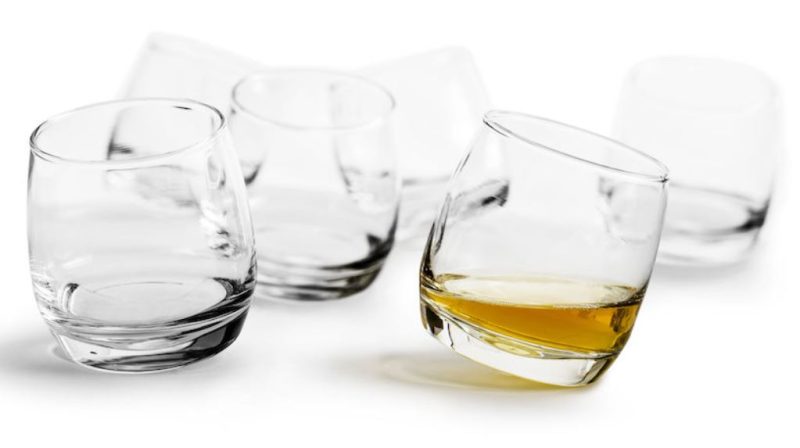 Poháre s oblým dnom Rocking Whiskey, ktoré sa na stole krásne hojdajú. Sú vhodné na whiskey alebo na akýkoľvek iný nápoj. V balení je 6 kusov.